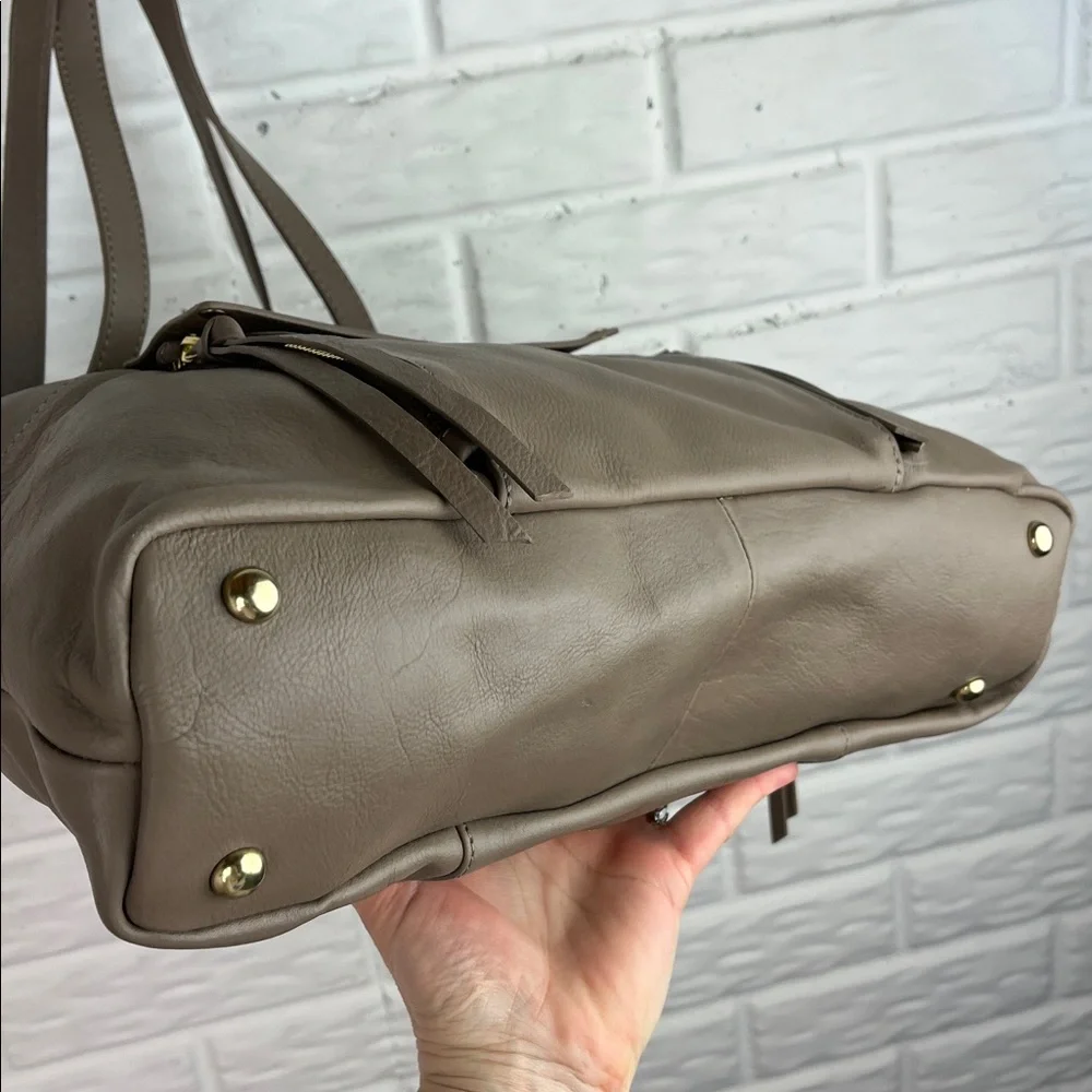 KOOBA EVERETTE TOTE TAUPE PEBBLED LEATHER GOLD HARDWARE ZIP TOP TASSELS LIKE NEW